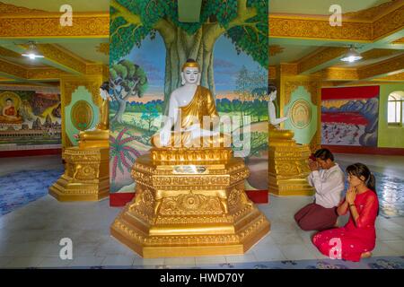 Myanmar (Birmania), Sagaing regione, Monywa, Bodhi Tataung, interno della statua di Budda (129 m di altezza). Dipinti rappresentano l'inferno Foto Stock