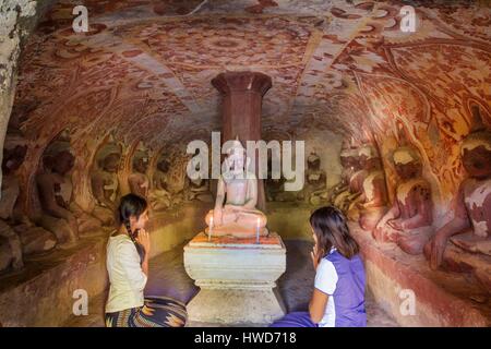 Myanmar (Birmania), Sagaing regione, Monywa, Hpo Win Daung, grotta numero 307, il marmo bianco Buddha e sedici statue di Buddha scolpita nella roccia Foto Stock