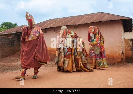 Il Benin, a sud-est della regione, Ketou, le maschere Egungun rappresentano il defunto (Fantasmi) Foto Stock