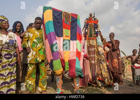 Il Benin, a sud-est della regione, Ketou, le maschere Egungun rappresentano il defunto (Fantasmi) Foto Stock