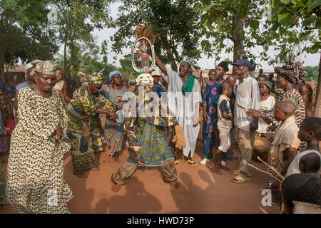 Il Benin, a sud-est della regione, Ketou, Gélédé classificato come un patrimonio immateriale dell'umanità, in Ketou presso gli Yoruba, la maschera è sormontato da personaggi a volte articolato come marionette Foto Stock