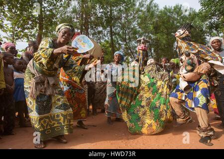 Il Benin, a sud-est della regione, Ketou, maschere Gélédé classificato come un patrimonio immateriale dell'umanità, in Ketou presso gli Yoruba, la maschera è sormontato da personaggi a volte articolato come marionette Foto Stock