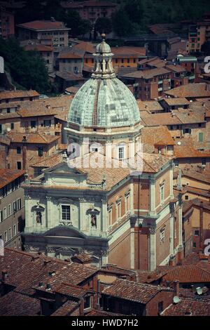 Chiesa di Santa Maria di Provenzano nella vecchia città medievale di Siena visto dal di sopra in Italia Foto Stock