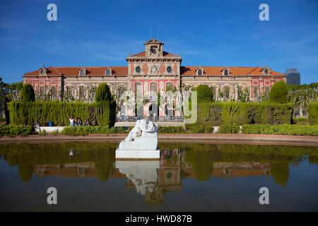 In Spagna, in Catalogna, Barcellona, Parc de la Ciutadella, la desolazione statua dopo scultore Josep Llimona in primo piano e il Parlamento della Catalogna in background Foto Stock