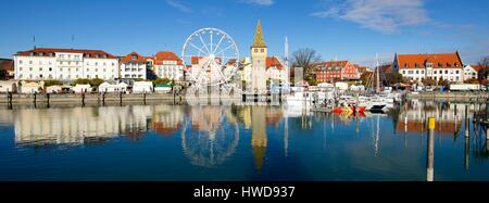 In Germania, in Baviera, il lago di Costanza (Bodensee), Lindau, la porta con il vecchio faro (Mangturm o Mangenturm) Foto Stock