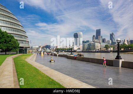 Regno Unito, Londra, distretto di Southwark, sulle rive del fiume Tamigi vicino al Tower Bridge e si affaccia sulla città con i suoi grattacieli, la torre conosciuta come walkie talkie progettato dall architetto Rafael Viñoly, torre 30 St Mary Swiss Re Building Ax o noto anche come il Gherkin progettato dall'architetto Norman Foster in primo piano municipio dallo stesso Norman Foster Foto Stock