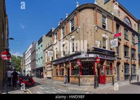Regno Unito, Londra, quartiere di Shoreditch, intersezione di Rivington Street e Charlotte Road, Muratori Arms pub, i pedoni Foto Stock