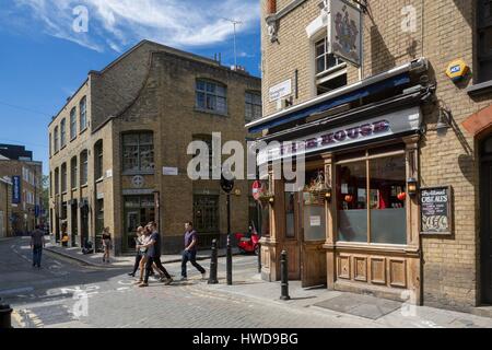 Regno Unito, Londra, quartiere di Shoreditch, intersezione di Rivington Street e Charlotte Road, Muratori Arms pub, i pedoni Foto Stock