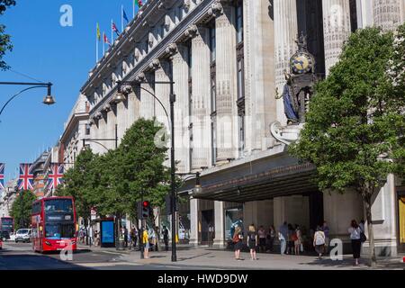 Regno Unito, Londra, Oxford Street tra Marylebone e Mayfair distretti, dal grande magazzino Selfridges, bus rosso a due piani, bandiere del Regno Unito Foto Stock