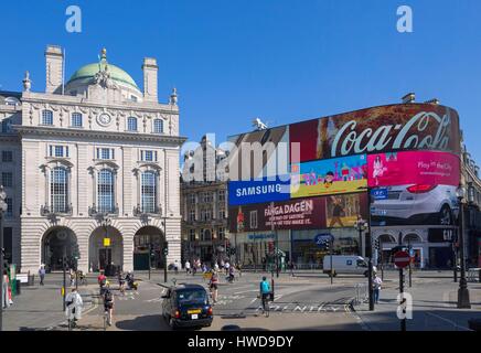 Regno Unito, Londra, quartiere di Soho, Piccadilly Circus e la sua famosa pubblicità illuminato Foto Stock