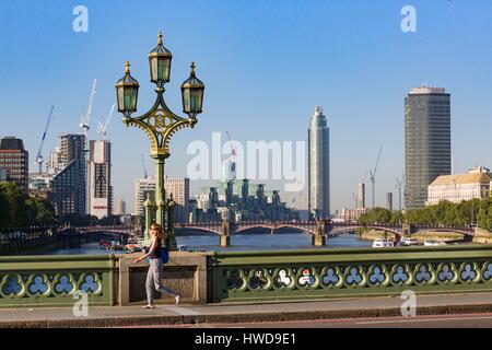 Regno Unito, Londra, quartiere di Westminster, Westminster Bridge, di torri e di edifici in costruzione, donna sul marciapiede Foto Stock