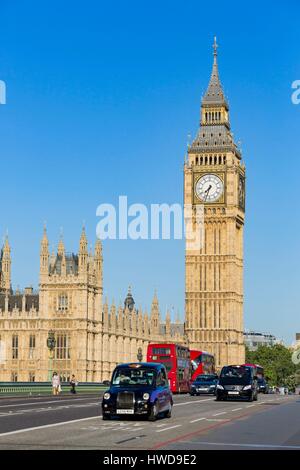 Regno Unito, Londra, quartiere di Westminster, Westminster Bridge, la torre dell orologio del Palazzo di Westminster o Elisabetta La Torre ospita i famosi Big Ben Bell, red double decker bus e taxi neri Foto Stock