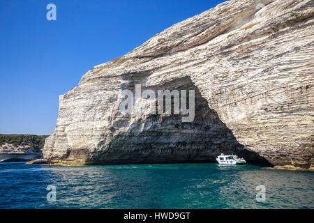 Francia, Corse du Sud, Bonifacio, sotto le scogliere brusche di bianco calcare la grotta marinates di Sdragonato Foto Stock