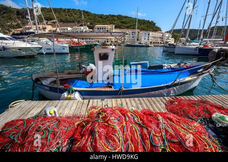 Francia, Corse du Sud, Bonifacio, la pesca in barca nel porto Foto Stock