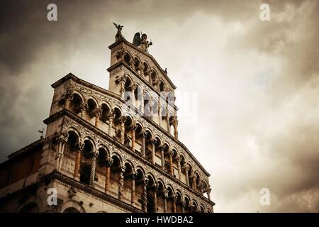 La Chiesa di San Pietro Somaldi e Campanile facciata closeup in Lucca Italia Italy Foto Stock