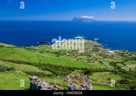 Il Portogallo, arcipelago delle Azzorre, sull isola di Flores, Ponta Delgada all'estremità nord dell'isola, isola di Corvo in background Foto Stock