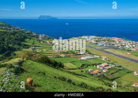 Il Portogallo, arcipelago delle Azzorre, sull isola di Flores, Santa Cruz das Flores, la pista di atterraggio vicino alla cittadina, Corvo isola in background Foto Stock