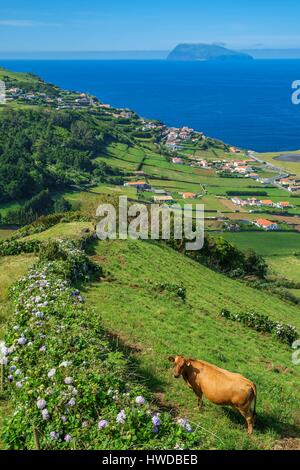 Il Portogallo, arcipelago delle Azzorre, sull isola di Flores, Santa Cruz das Flores e Corvo isola in background Foto Stock