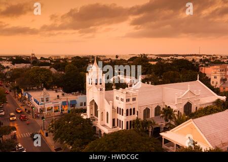 Stati Uniti, Florida, Florida Keys, Key West, San Paolo Chiesa Episcopale e Duval Street, vista in elevazione, crepuscolo Foto Stock