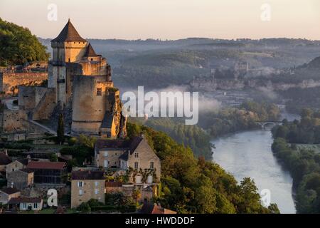 Francia, Dordogne, Perigord Noir, Valle della Dordogna, Castelnaud la Chapelle, etichettati Les Plus Beaux Villages de France (i più bei villaggi di Francia), il castello e il Castello di Beynac in background Foto Stock