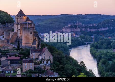 Francia, Dordogne, Perigord Noir, Valle della Dordogna, Castelnaud la Chapelle, etichettati Les Plus Beaux Villages de France (i più bei villaggi di Francia), il castello e il Castello di Beynac in background Foto Stock