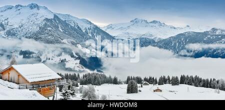 Francia, Savoie, Beaufortain, Hauteluce, vista panoramica di un gruppo di chalet in legno nella neve all'alba Foto Stock