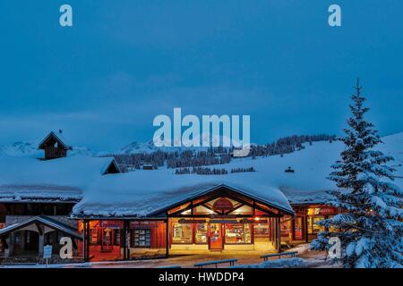 Francia, Savoie, Beaufortain, Hauteluce, Les Saisies, ski resort all'alba Foto Stock