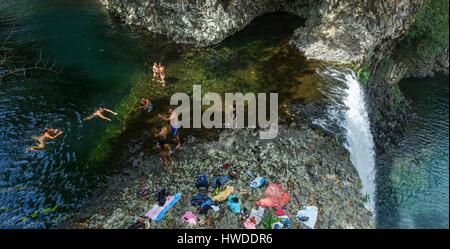 Francia, Isola di Reunion (dipartimento francese d' oltremare), il Cirque di Cilaos, classificato come patrimonio mondiale dall' UNESCO, Bras Panon, Bassin La Paix, famiglia giochi d'acqua nel bacino di acqua Foto Stock