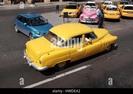 Taxi giallo avana Cuba 2017 Foto Stock