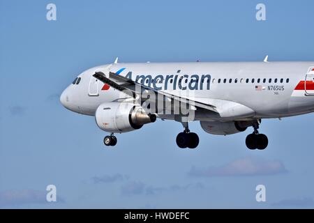 American Airlines piano preparando ad atterrare all'Aeroporto BWI Foto Stock