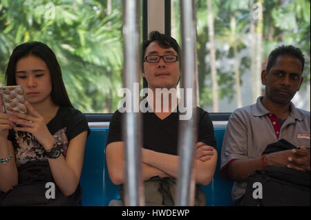 28.09.2016, Singapore, Repubblica di Singapore - passeggeri su un metro in Singapore. Foto Stock