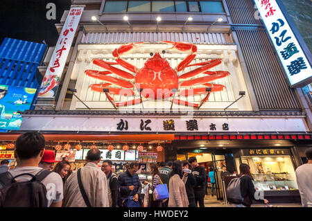 Il famoso segno di granchio al di fuori del kani granchio doraku ristorante nel quartiere dotonbori di Osaka in Giappone Foto Stock