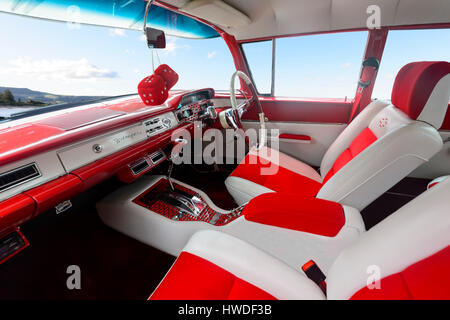 Interno di un Rosso e Bianco vintage Chevrolet Biscayne auto, Nuovo Galles del Sud, Australia Foto Stock