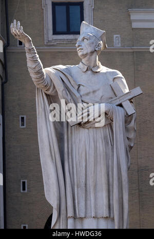 Statua di San Carlo Borromeo di Attilio Selva, Basilica dei Santi Ambrogio e Carlo al Corso, Roma, Italia Foto Stock