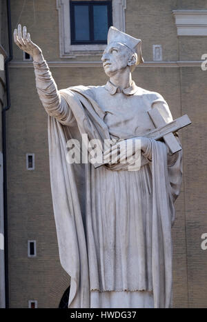 Statua di San Carlo Borromeo di Attilio Selva, Basilica dei Santi Ambrogio e Carlo al Corso, Roma, Italia Foto Stock