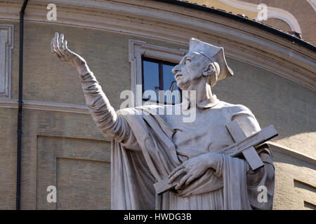 Statua di San Carlo Borromeo di Attilio Selva, Basilica dei Santi Ambrogio e Carlo al Corso, Roma, Italia Foto Stock