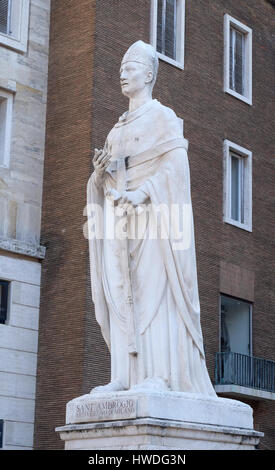 Sant'Ambrogio da Arturo Dazzi, Basilica dei Santi Ambrogio e Carlo al Corso Roma, Italia il 03 settembre 2016. Foto Stock