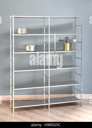 Semplice cucina freestanding ripiano con telaio in metallo e ripiani visualizzazione di pentole e utensili in un contenitore Foto Stock