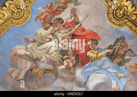Affresco della virtù sulla piccola cupola della navata laterale nella Basilica dei Santi Ambrogio e Carlo al Corso, Roma, Italia Foto Stock