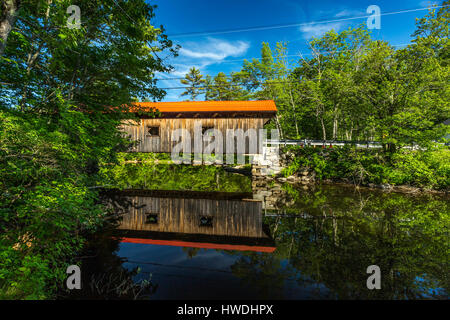 Il Waterloo Ponte Coperto porta Newmarket Road oltre il Fiume Warner vicino a Waterloo, cade in Warner, New Hampshire. La città travatura reticolare brid Foto Stock