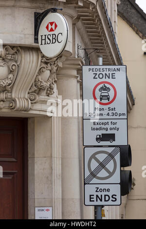 Cirencester - Zona pedonale cartello stradale tranne per il caricamento solo al di fuori della banca HSBC a Cricklade St/mercato, Pl, Cirencester Gloucestershire in Marzo Foto Stock