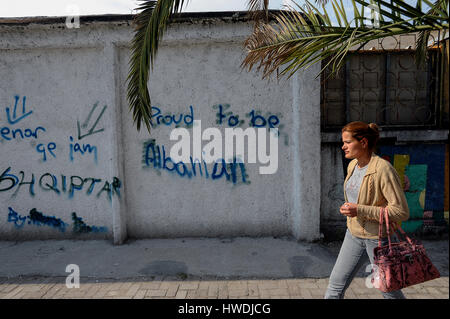 Tirana, Albania, a parete con graffiti nel centro di Tirana Foto Stock