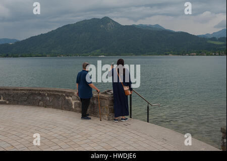 Il Tegernsee, Germania, due musulmani sono in piedi sulle rive del Tegernsee Foto Stock