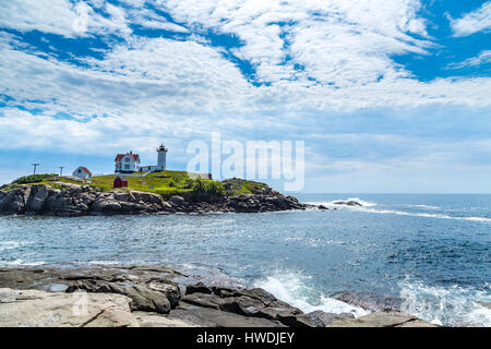 Il Cape Neddick luce sorge sull'isola Nubble circa 100 yards off Cape Neddick punto. È comunemente noto come 'Nubble Light" o semplicemente "l'Nubble'. Foto Stock