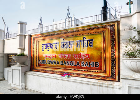 Colorato golden nome Sign all'ingresso del Gurudwara Bangla Sahib, un tempio sikh a Nuova Delhi, capitale dell'India, vicino Connaught Place Foto Stock