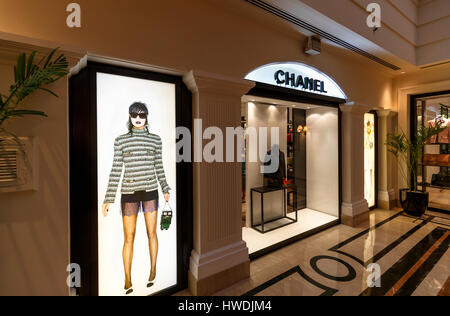 Negozi di Moda in vacanza: Finestra display del quartiere alla moda di Chanel shop impianto all'interno del 5 Stelle Imperial Hotel, Delhi, India Foto Stock