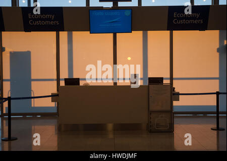 Helsinki, Finlandia, pulsante di partenza dell'aeroporto Helsinki-Vantaa in sunset Foto Stock