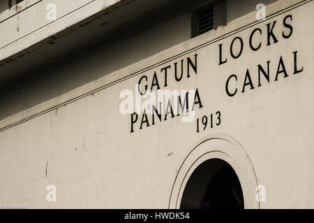 Canale di Panama full-transito su una nave da crociera Foto Stock