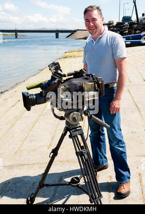 Cameraman tv con la nazionale irlandese di emittente RTE sulla posizione nella Contea di Kerry, la registrazione per un documentario in programma. Foto Stock