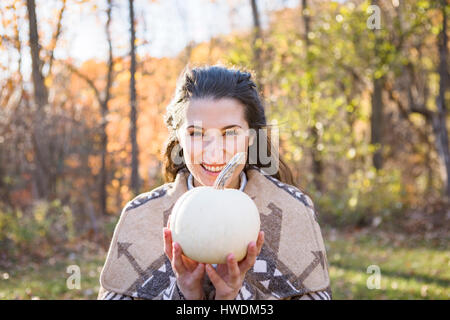 Ritratto di giovane donna azienda vegetale di squash Foto Stock